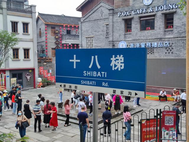 2000万外国人涌入中国，重庆大街被老外占满，他们的目的只有一个