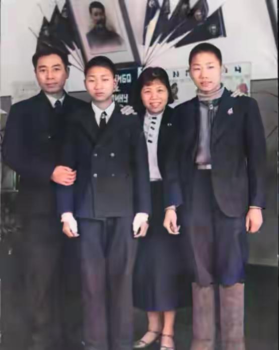 毛岸青81岁生日时的全家福	，两个妹妹前来贺寿，儿媳刘滨体贴蹲着