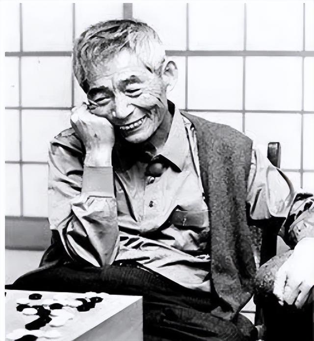 聂卫平告别仪式：大儿子手捧遗像	，3个子女都到齐，众人含泪悼念