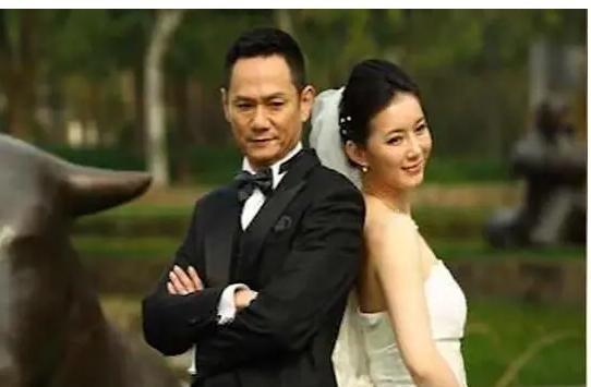 16年前，他在爱妻葬礼上哭到昏厥发誓永不再娶，如今怎么样了？