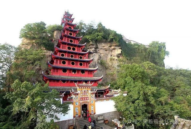 重庆忠县有座400年古寨，随水位变身，被称为长江上的变形金刚