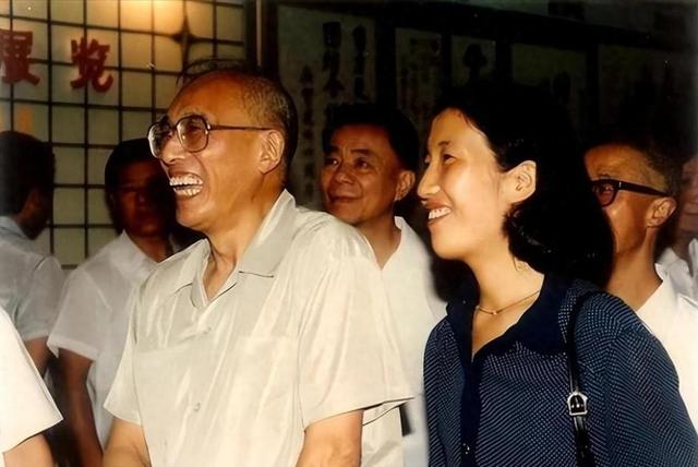 27岁女子爱上63岁火箭专家，相守一生，他去世后才知道爱人的身份