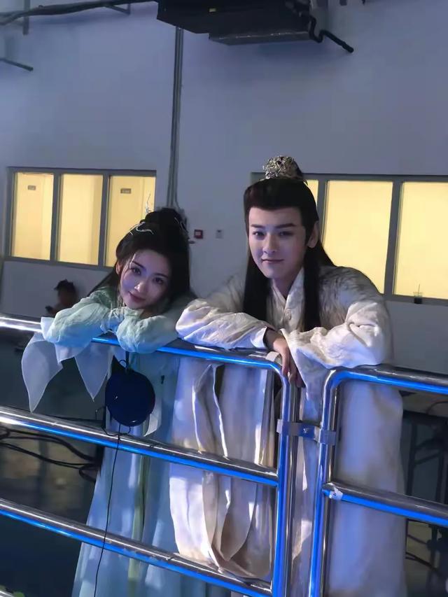 拦腰抱、湿身吻，《暗河传》2搭的他俩，贡献了全剧最大尺度