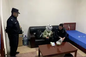 深夜，汽修店角落的他冷得发抖，抱着来人哭出声……图片