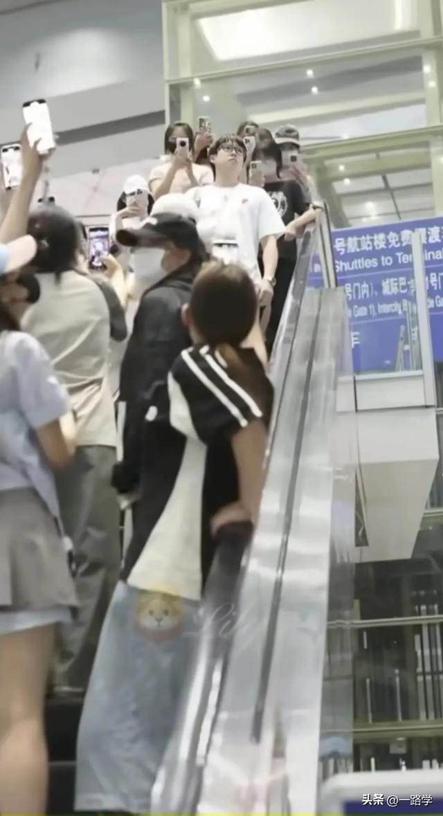 国乒队员落地北京，王楚钦遭围堵，被当成景点很无奈