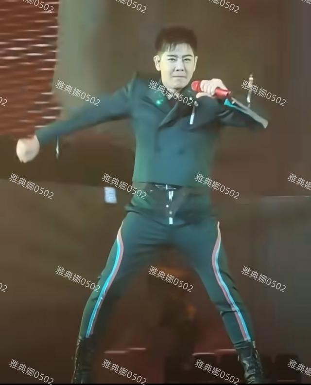 林志颖现身杜德伟演唱会本想秀一波友情，结果林志颖裤子上了热搜