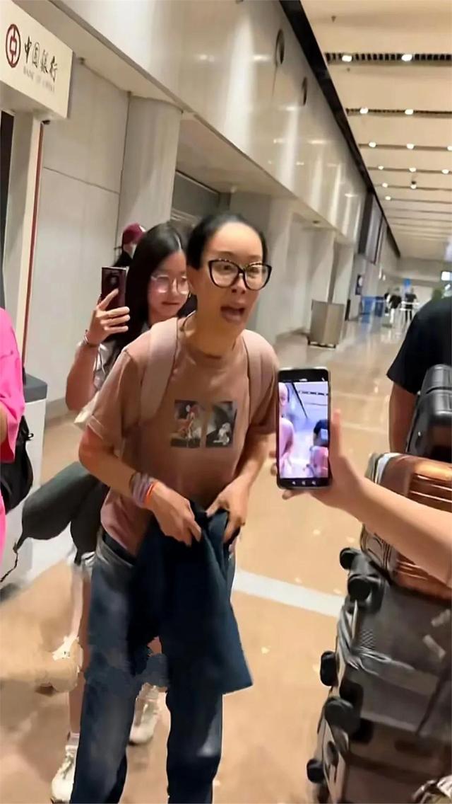 机场偶遇那英，脑门儿是填充了还是植发了？又肿又鼓有些不自然！