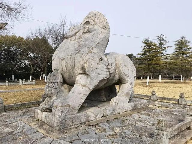 南京南朝石刻，包括镇墓神兽、神道石柱、神道碑等几种