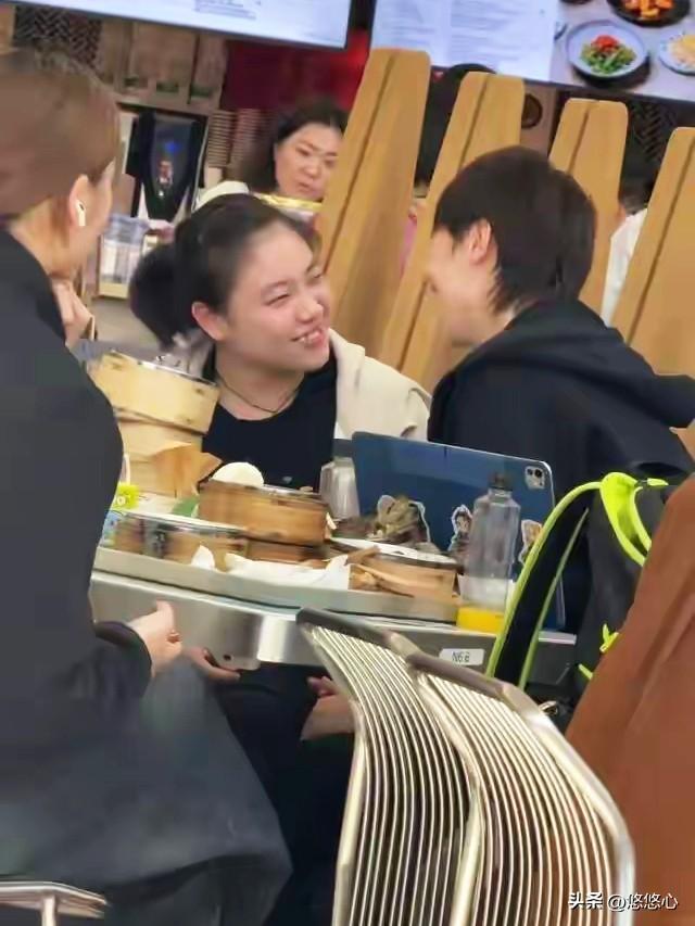 除林高远，王曼昱坦言，有她在身边心特踏实，和老奶奶合照引争议