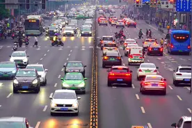 行车变道需谨慎！随意变道不可取图片