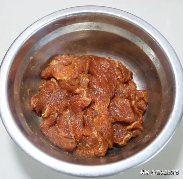 4种家常食材！芹菜香菇炒肉片鲜香下饭，全程大火快炒超入味