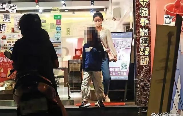 林心如一家三口同框太温馨了吧！霍建华看向闺女的眼神里全是宠溺