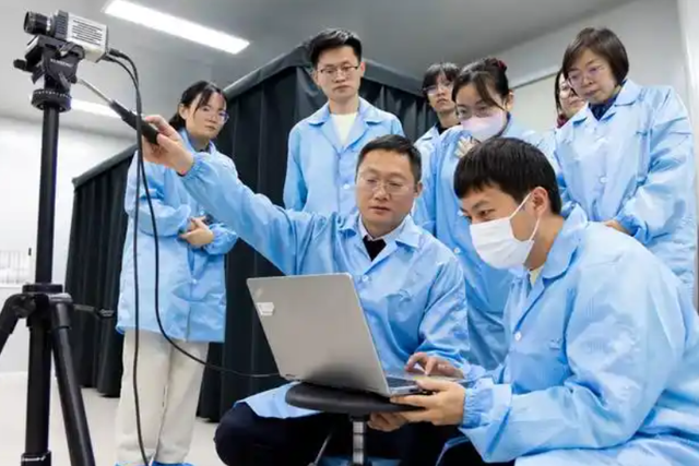 张召忠：美国就算一动不动	，中国20年也追不上，中美差距那么大？