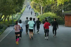 62岁大哥坚持跑步1年从未间断，每天5公里，体检结果医生都意外图片