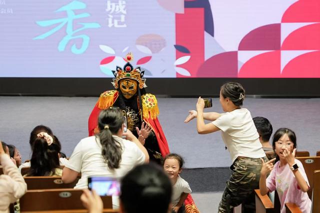 成都图书馆国庆中秋双节同庆：书香墨韵绘就蓉城文化华章