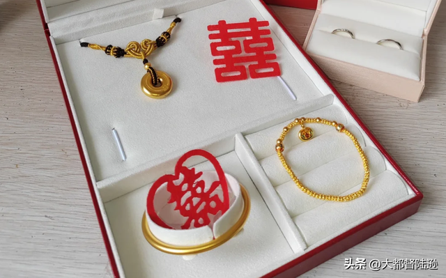 黄金涨疯了，但为什么买金的吵翻了，卖金的愁死了？问题到底在哪