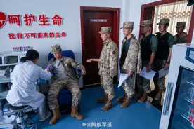 阿里军分区官兵紧急救助藏族群众图片