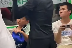 大妈地铁怒骂coser祸害中国人，其回应关你屁事，评论区一边倒图片
