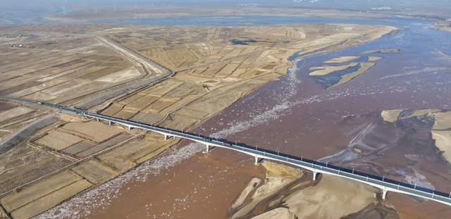 冬日奇观！落日流凌为黄河披上幻彩霓裳