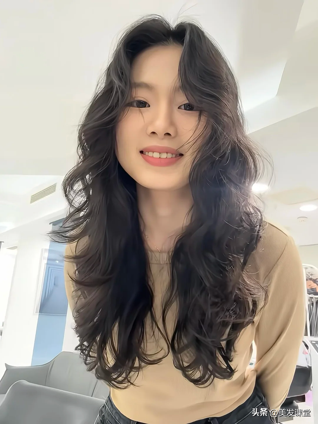 三种很流行的女生烫发发型， 慵懒蓬松很优雅，极具高级感