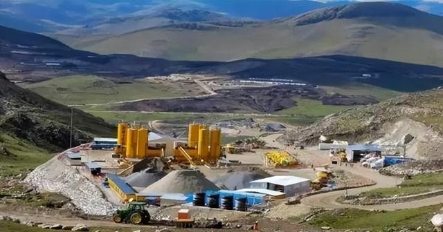 对华合约全部撕毁！中国又一伙伴背后捅刀子，骗走了20亿倒向美国