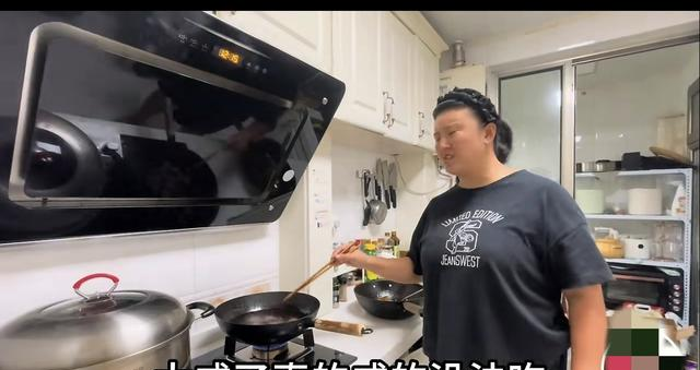 小二姐：精致亮相，买新裙子炫耀巨显瘦 结果一言难尽 网友：减