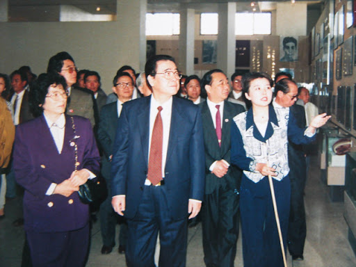 传闻他是周恩来的养子，1988年当上国务院总理，晚年对外界回应