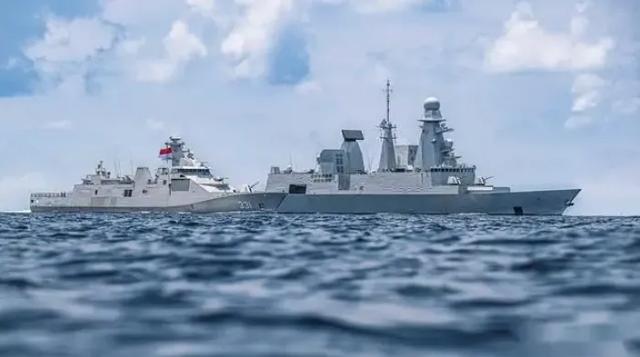 法国航母承认：在南海直面山东舰，被40艘中国海军舰艇“围观”！