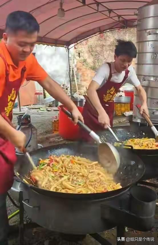 广西一户人家办白事没人来帮忙，中午还没能开席，村民：他活该