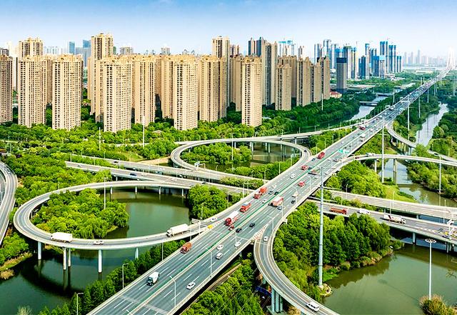 为何西安的城建看上去平淡无奇？武汉的城建看起来朝气蓬勃呢？