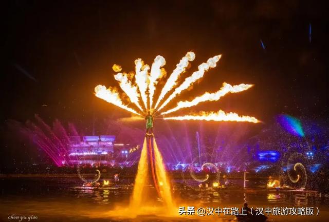 汉中这场演出铁花炸裂、孔明灯漫天,好看好玩还出片!