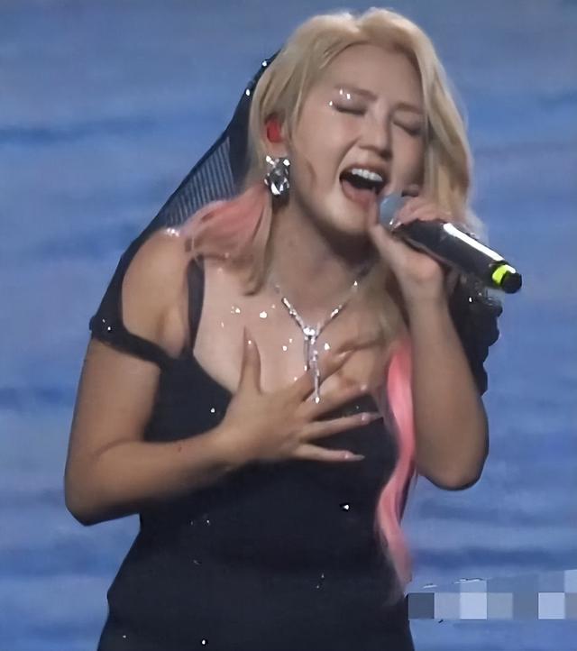 39岁何洁不忍直视，腋下勒出副乳肚子三层肉，要养4个娃操劳疲惫