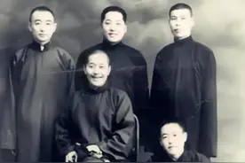 张寿臣端坐C位，常宝堃朱相臣康立本站后排，苏文茂只能坐在地上图片