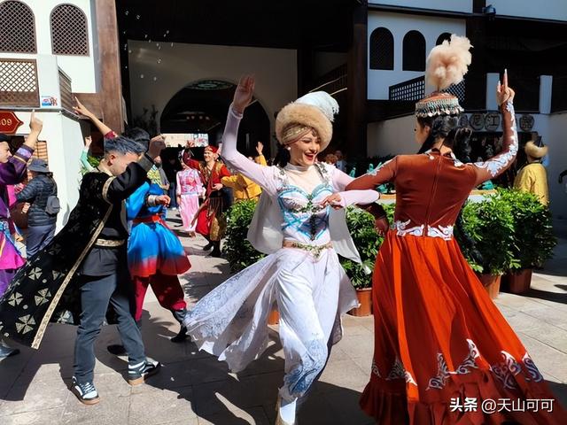 国庆大假，一家人去游新疆大巴扎，美食与歌舞表演太攒劲了！