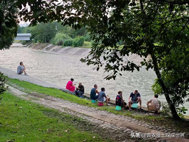 夏天成都三道堰休闲的人们