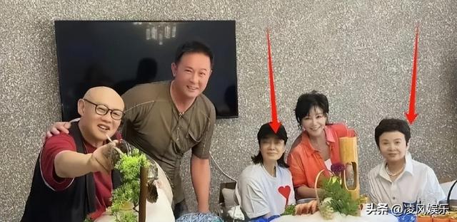 62岁毛阿敏与63岁董文华现况对比！一个豪门守寡，一个风采依旧