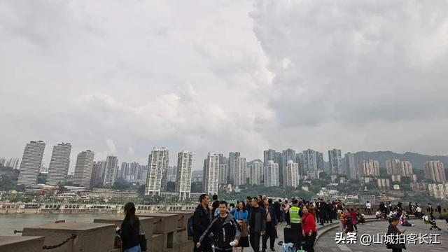 重庆著名城市地标换上新模样，变得高大又气派，你喜欢吗？