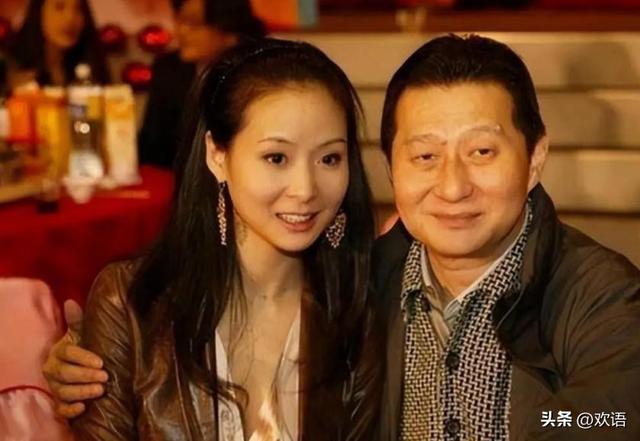 前半生靠父亲、后半辈子坑女儿，最终落得个家财散尽、癌死狱中