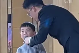男孩在婚礼上祝新人好好学习，自称在北大学美容美发，网友喊话北大：这专业多少分录取？家长：盼他考上北大图片