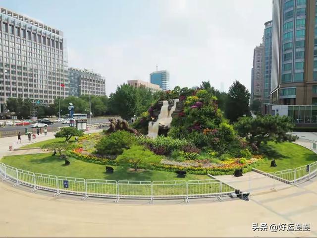 纪念抗战胜利80周年主题花坛亮相长安街，用鲜花诉说家国记忆