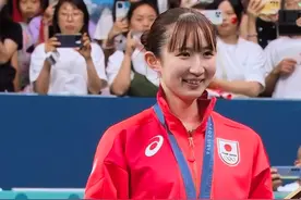 女单颁奖典礼！孙颖莎陈梦表淡定，前3合影太温馨，陈梦采访圈粉图片