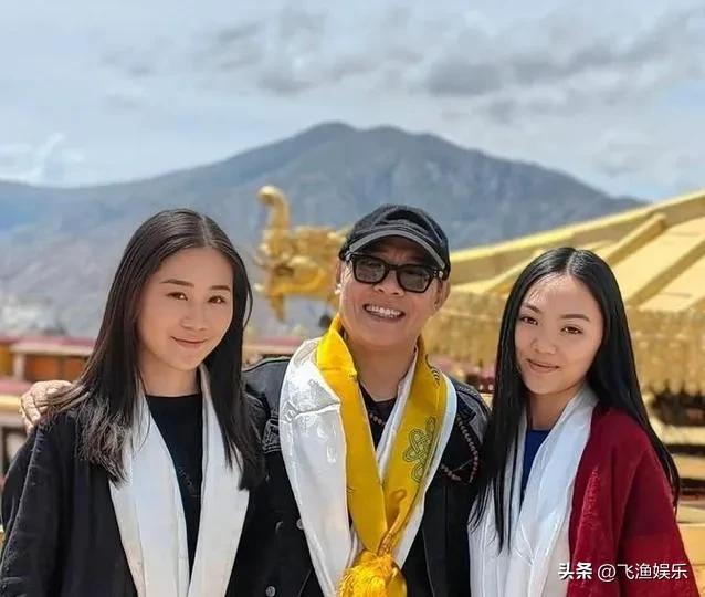 李连杰二女儿李苔蜜五官精致，清丽脱俗，长得漂亮也像李连杰