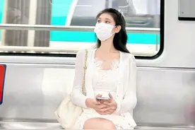 成都一女子坐地铁的照片火了，惊艳路人，网友：也太漂亮了吧图片