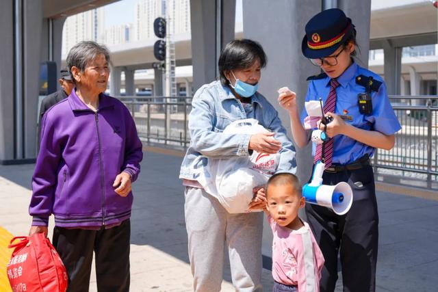 暑期带娃乘车！这份攻略助你轻松出行