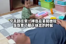 爸爸累睡着1岁女儿蹒跚抱来被子，小棉袄那么小就懂爱爸爸了图片