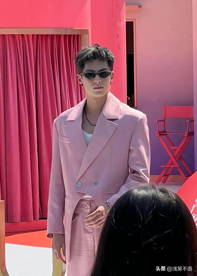 王鹤棣裤子脏到惊人！这形象管理…让人意外