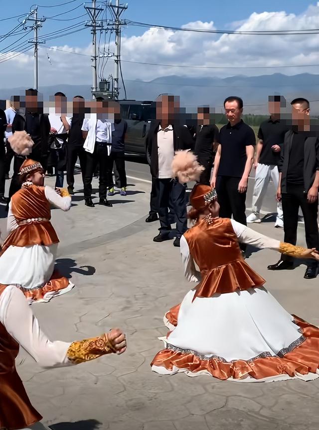71岁王健林现身新疆，近照瘦成皮包骨，王思聪却换女友纸醉金迷