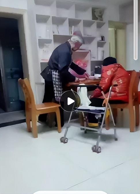 中秋观偿月圆，泪寄天堂双亲，但愿人长久，千里共婵娟