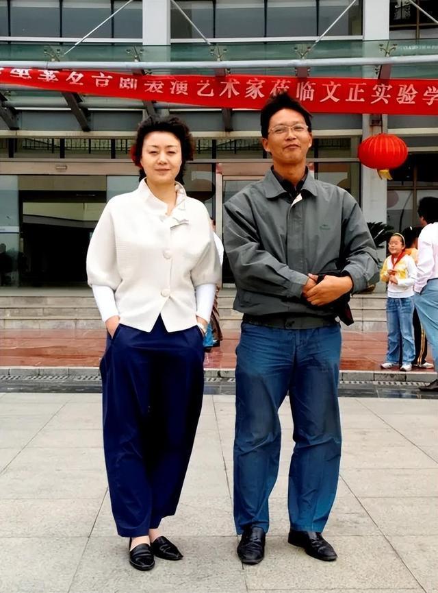 至今未婚未育，身边却有男人陪了近27年！59岁的她才是真人间清醒