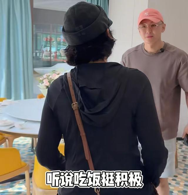 程成为了方琼53岁仍不娶妻？两人合体吃饭，嬉笑打闹感情实在太好